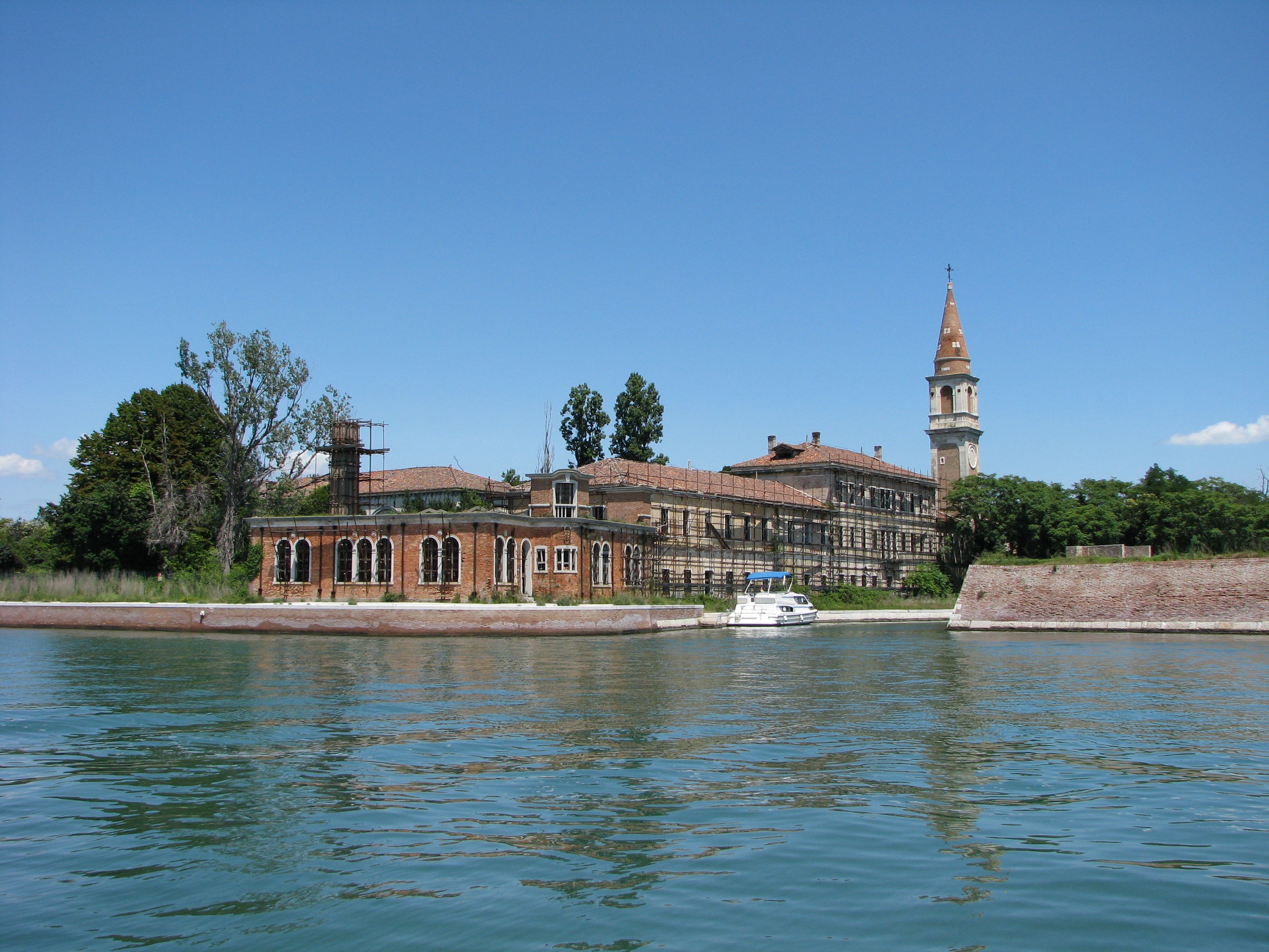 poveglia_closeup_of_hospital.jpg