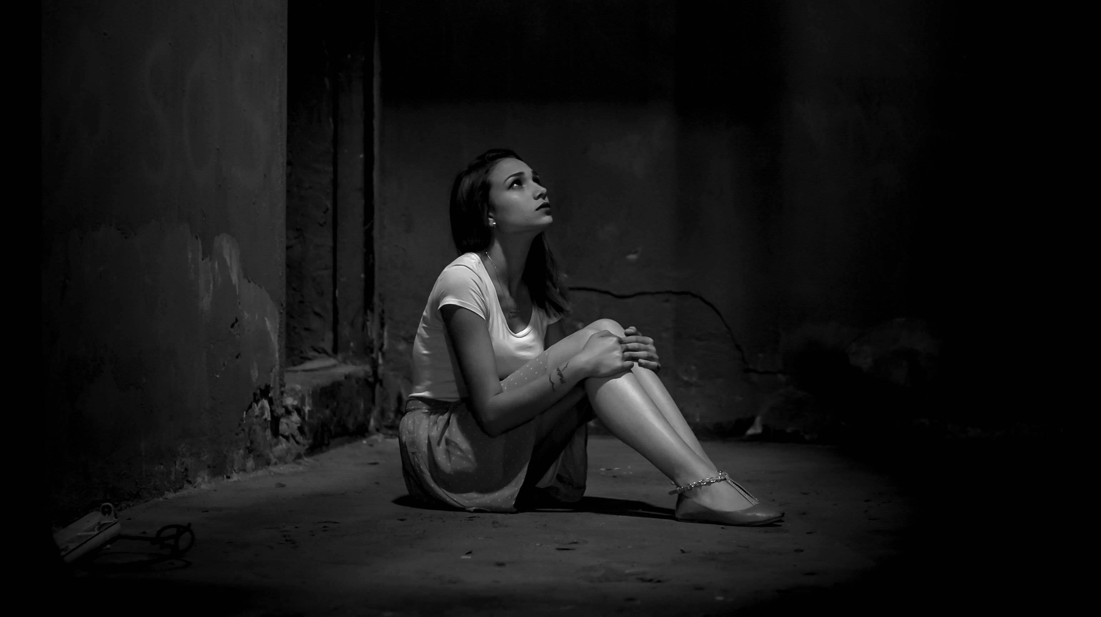 adult-alone-black-and-white-2223064_fekvo.jpg