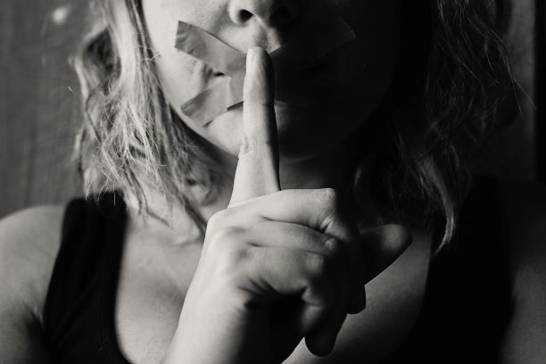 black-and-white-black-and-white-depression-568025_kicsi.jpg