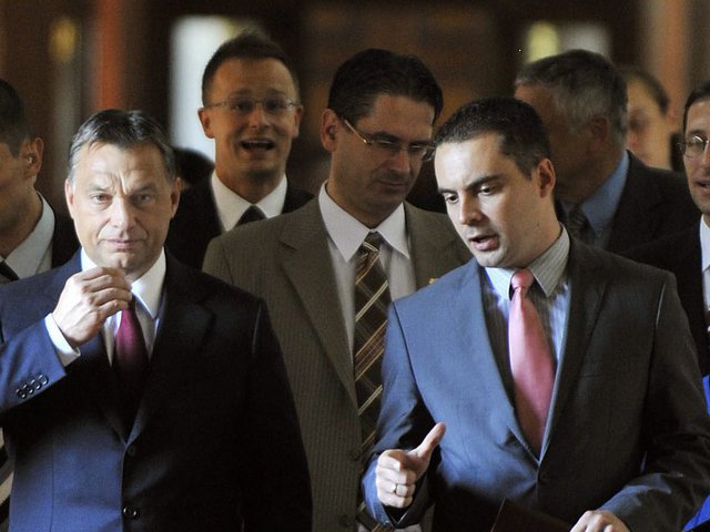 Orbán és Vona közös szemfényvesztése minden idők legértelmetlenebb alkotmánymódosítása