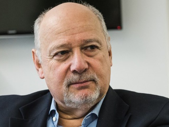 Átverték az úszókon a kormány emberét