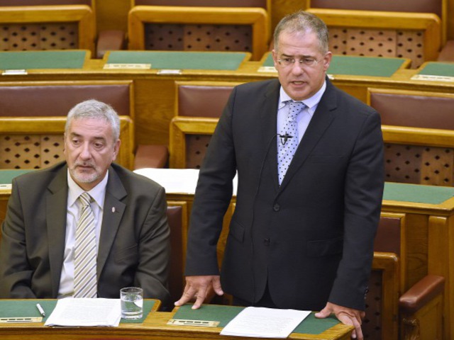 Kósa Lajos szerint aki Orbánt kifütyüli, az az ÁVH-val ért egyet