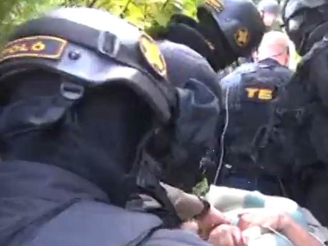 Bent, a házban lőtte fejbe a rendőrt a bőnyi gyilkos. De azt nem tudni, az öreg nyilast ki lőtte le