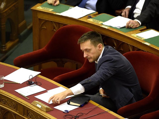 Rogán nem mer Portik szemébe nézni