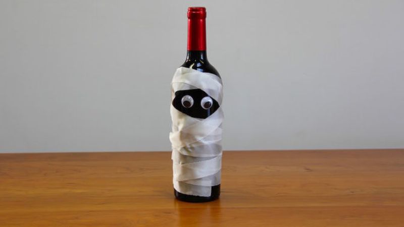diy-wine-bottle-mummy.jpg