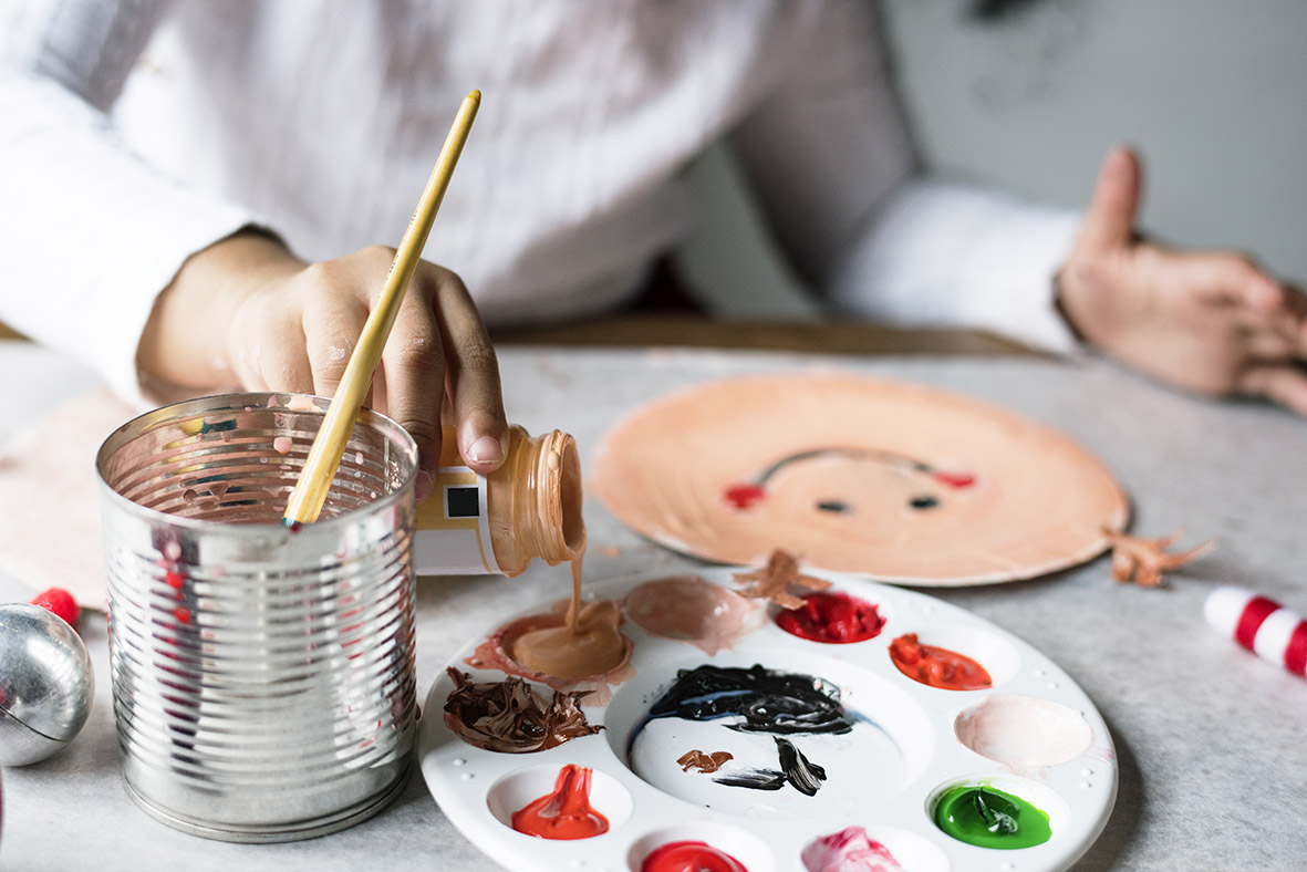 kid-painting-santa-paper-plate.jpg