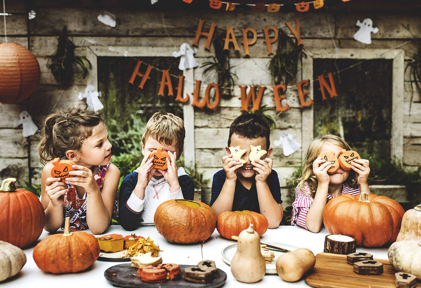 playful-kids-enjoying-halloween-party_kicsi.jpg