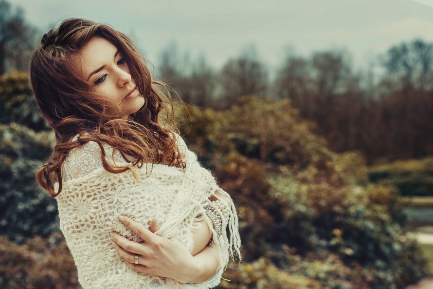 guess-attic-girl-woman-pretty-large.jpg