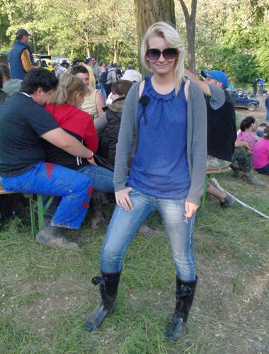 Fekete, divatos, elölfűzős mocsoklépő