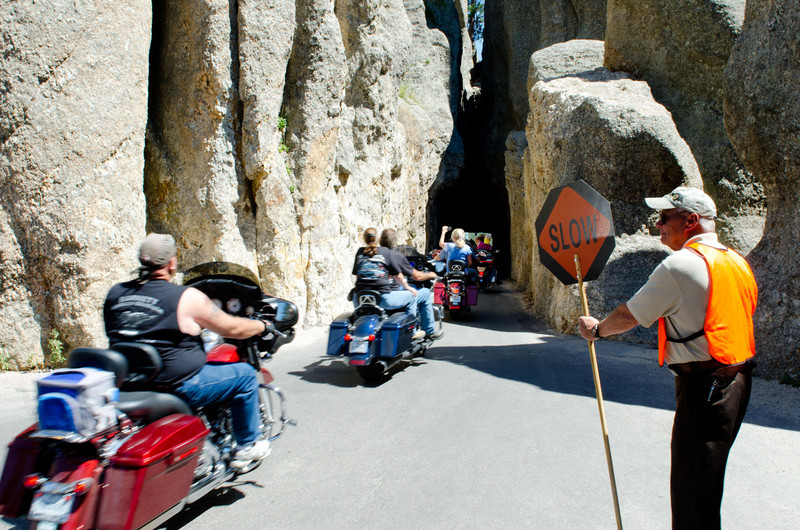 Motorosokat int óva egy helyi közlekedési rendőr