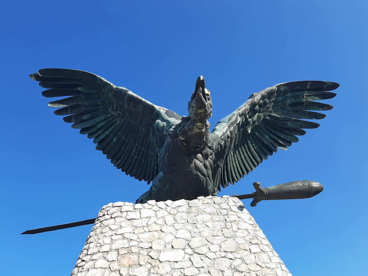 A kiterjesztett szárnyú bronzszobor szárnyainak fesztávolsága majdnem 15 méter!