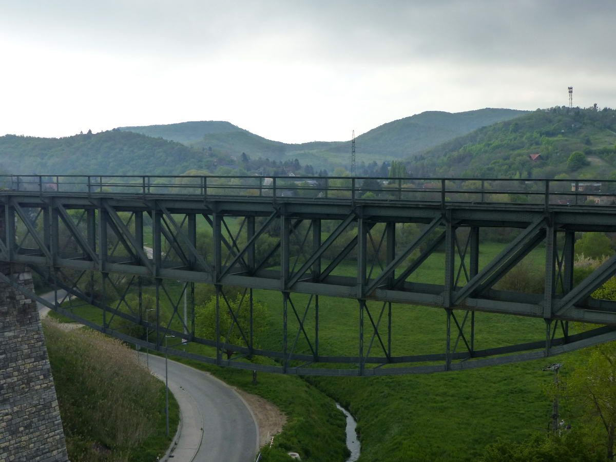 A másik híd felett már jól látszik a távolban a Kő-hegy (balra) és az Iharos (jobbra). Mindkettőt megmászom még ezen a túrán!