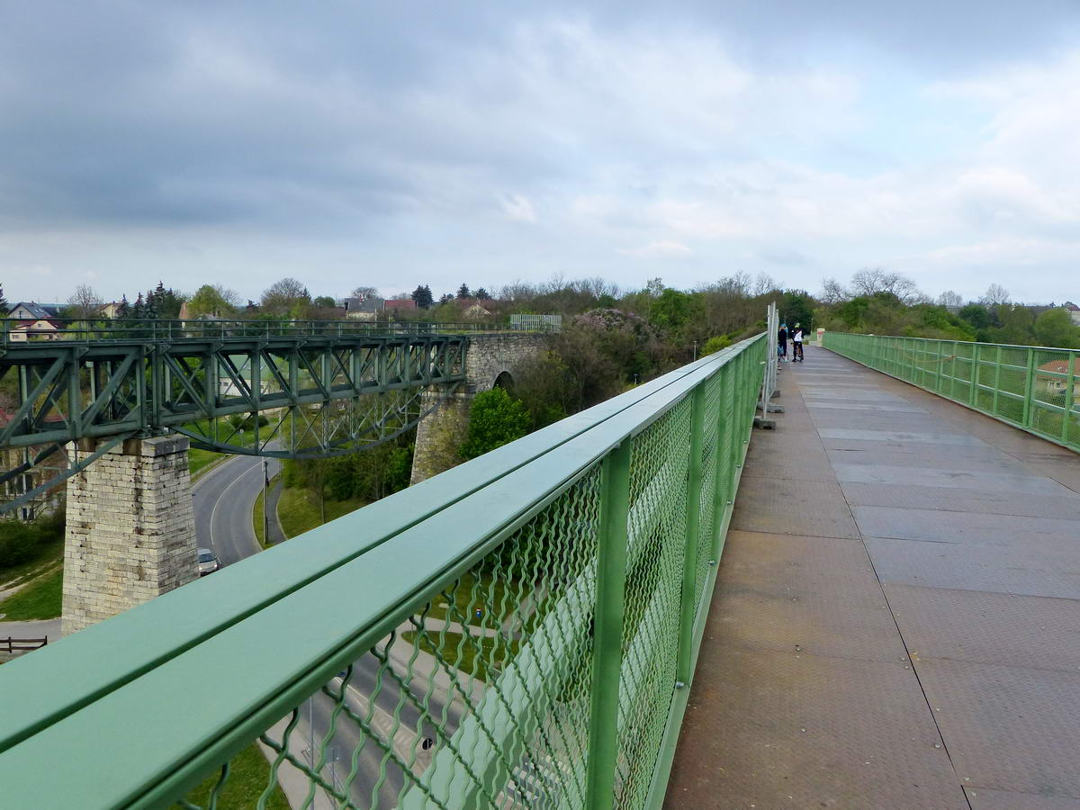 Végig lehet sétálni a műemlék viadukt vasúti sínjei helyén kialakított sétányon. Ezen a hídon halad át a Budapest-Balaton kerékpárút (BuBa) is.