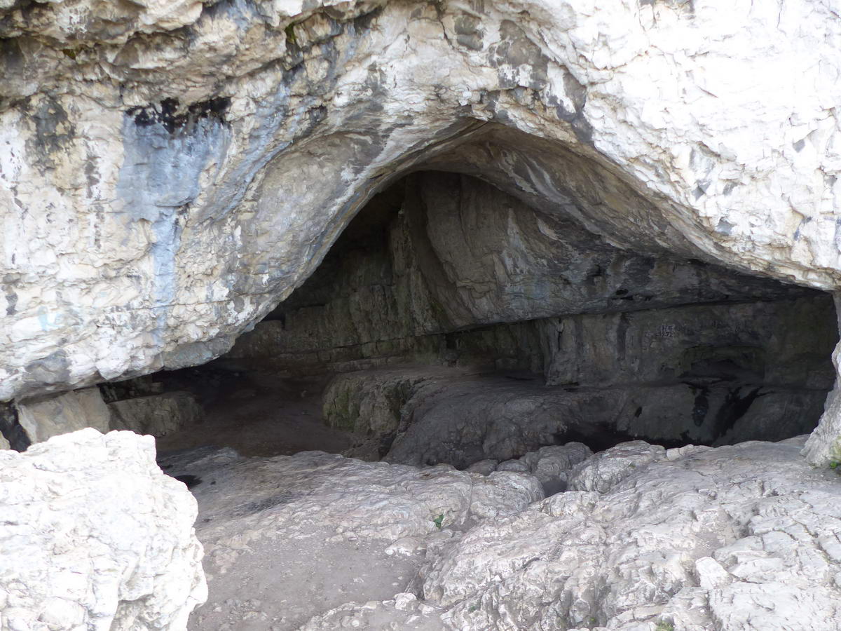 Betekintés a Szelim-barlang bejáratán