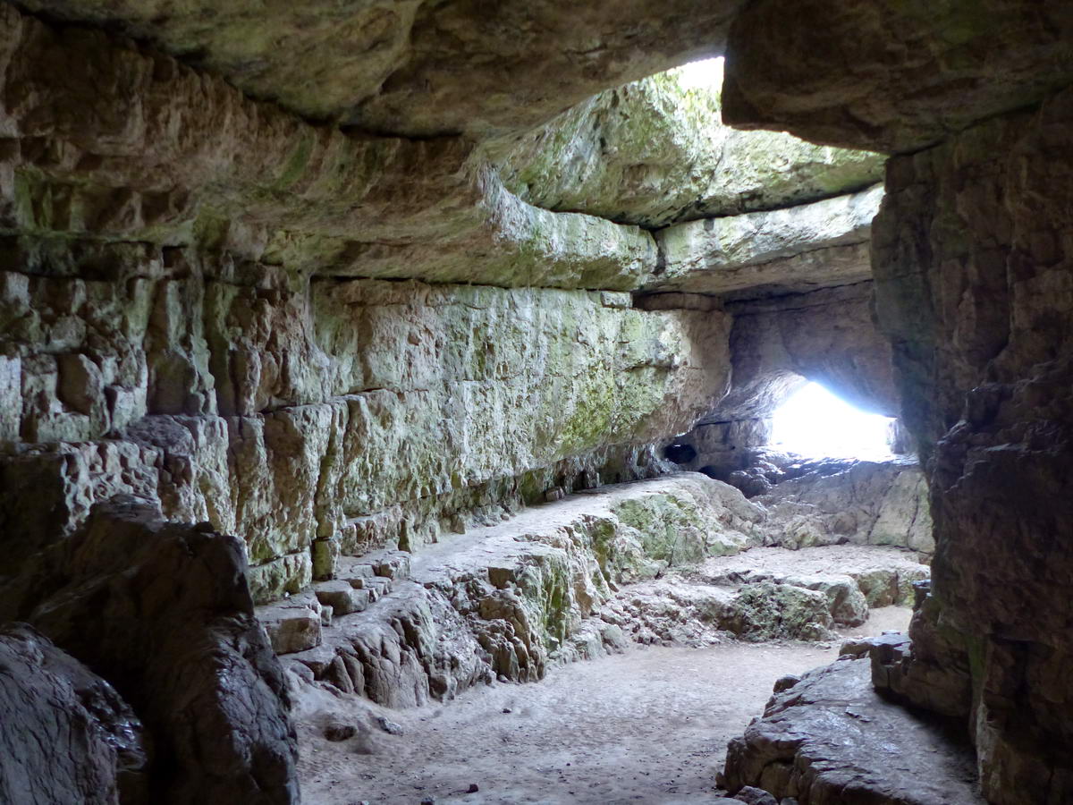 A Szelim-barlang belseje. Két jókora beszakadáson keresztül kap fényt a tágas barlang.
