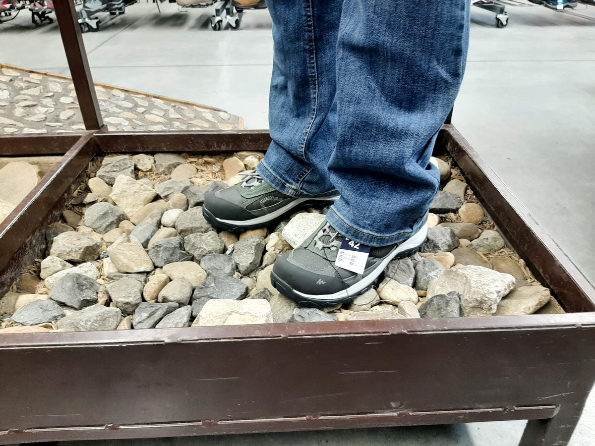 Érdemes kipróbálni a cipőket ‘extrém‘ körülmények között, még a boltban. Ebben segítenek a sziklás, köves terepet szimuláló tálcák.