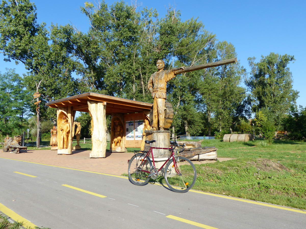 Toldi Miklós mutatja a Budára vezető utat a pázmándi kerékpáros pihenőben