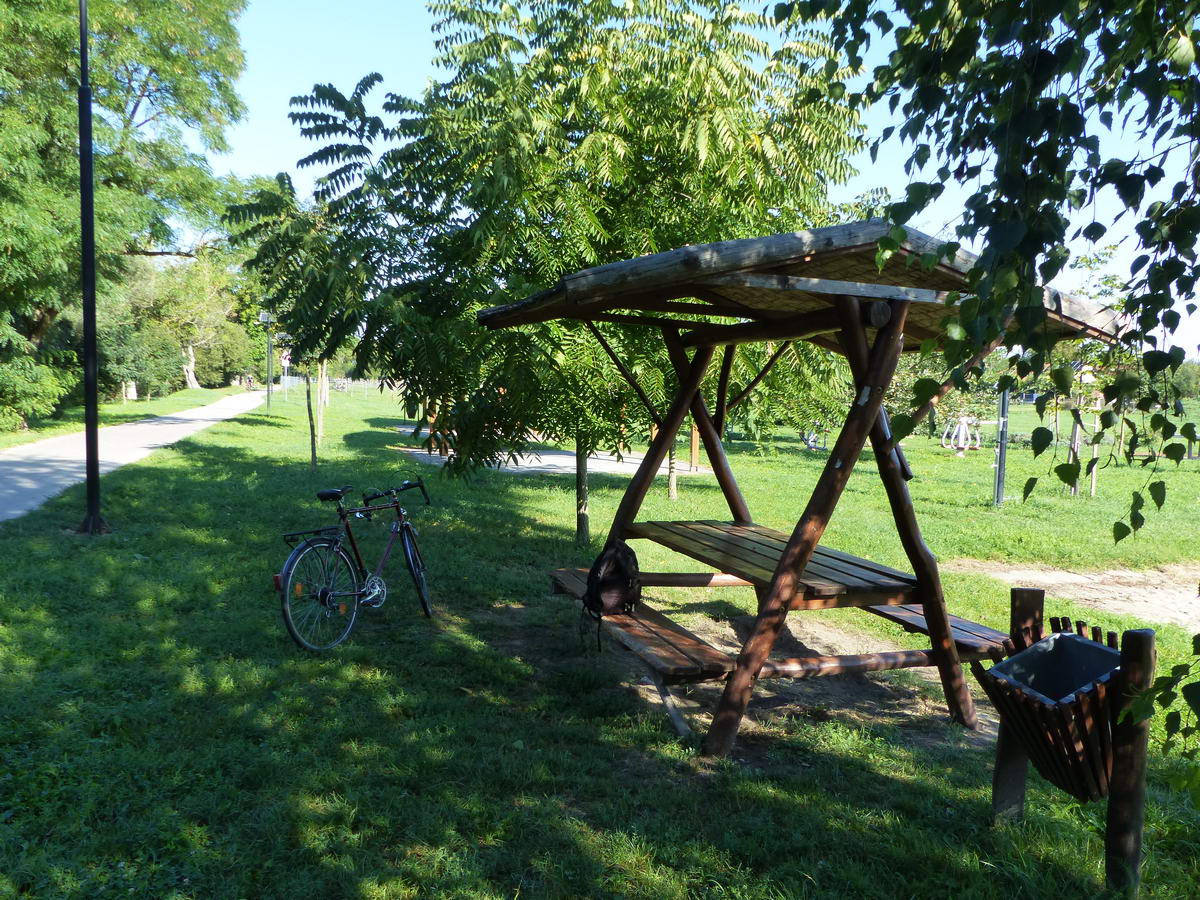 Árnyas kerékpáros pihenő Tordason