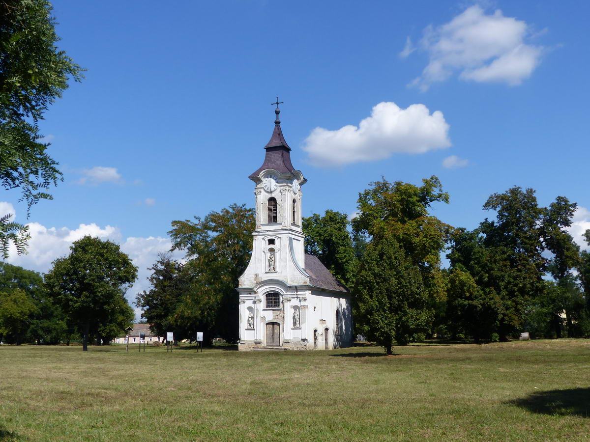 Kis kápolna áll a kastélyparkban