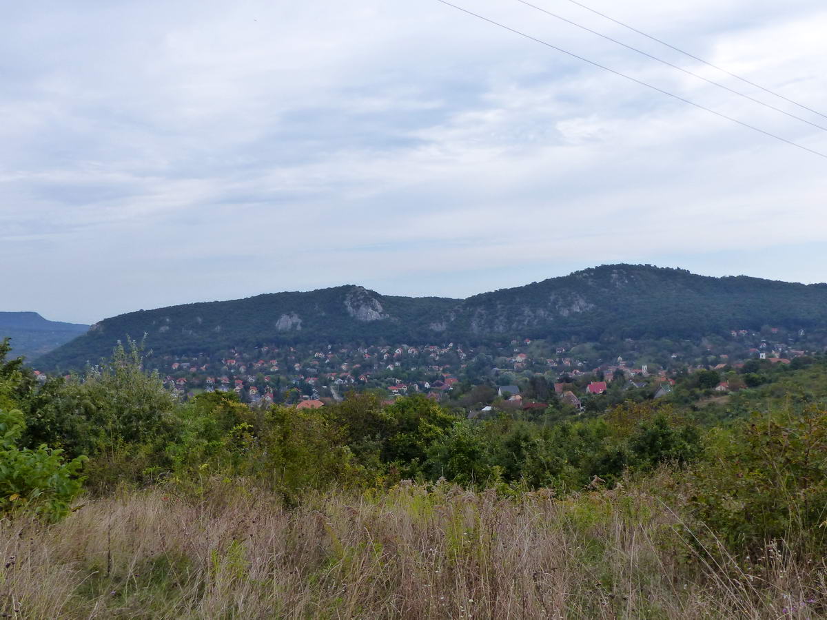 Szép a kilátás a Csobánkai-nyeregből a névadó településre, és a mögötte álló Oszolyra is