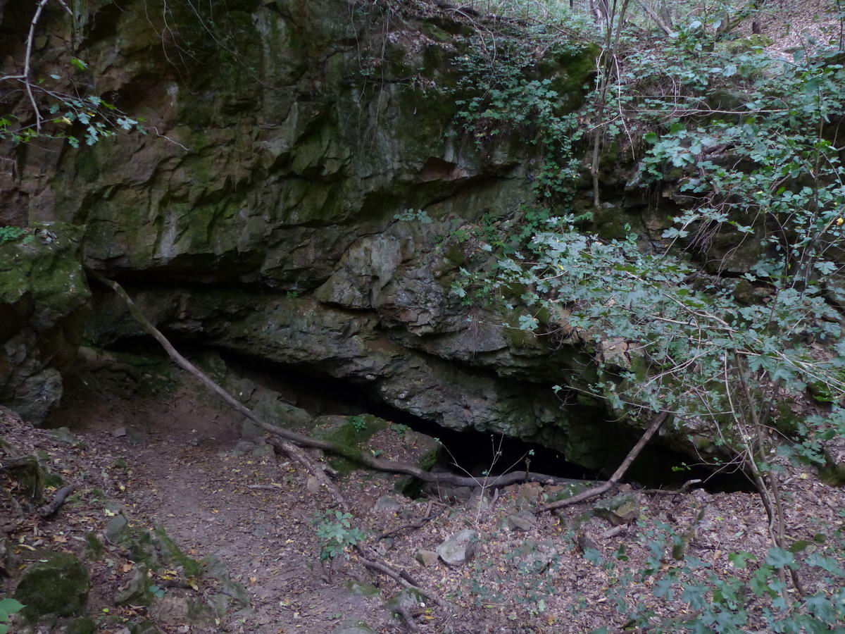 A szurdokszerű völgybe leereszkedve értem el a Macska-barlangot