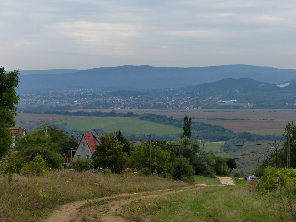 Kilátás Pilisszántó felső széléről Pilisszentivánra és a budai hegyekre