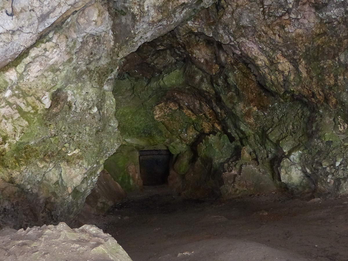 Hátul már látszik a barlangjáratot lezáró vasajtó