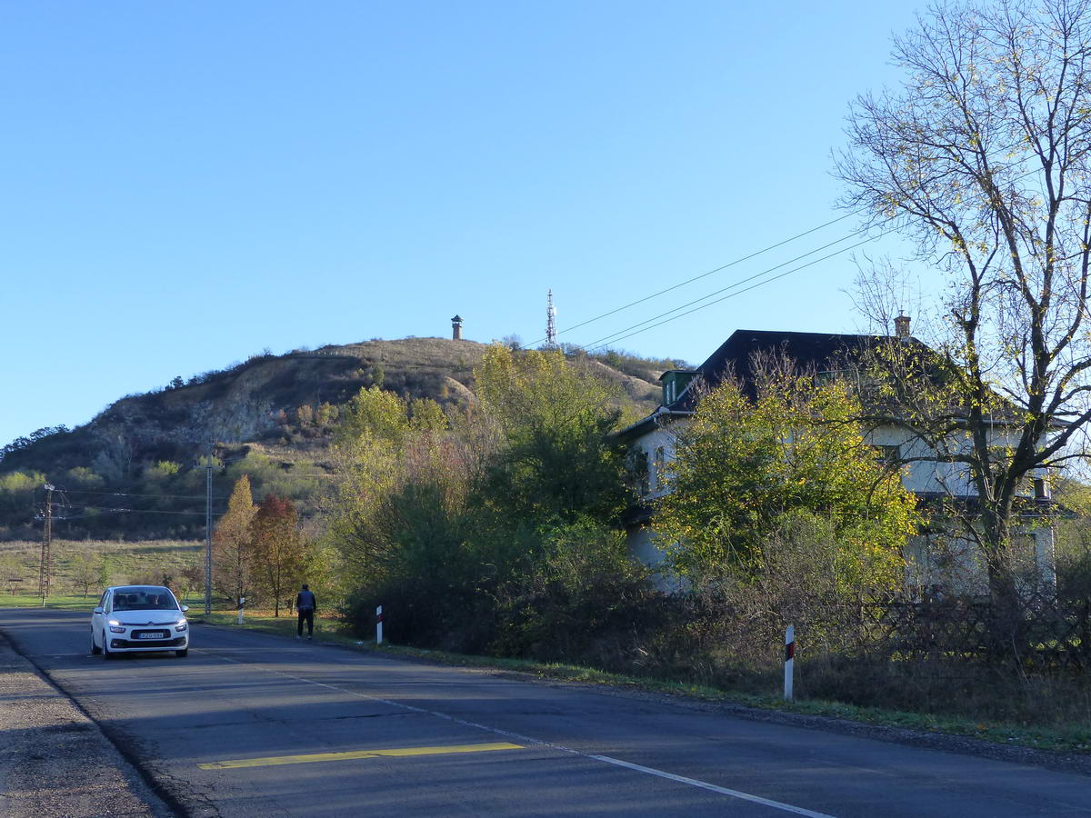 A Kis-Strázsa-hegy a Látóhegyi útról nézve. Jobbra a Kökörcsin Ház áll.