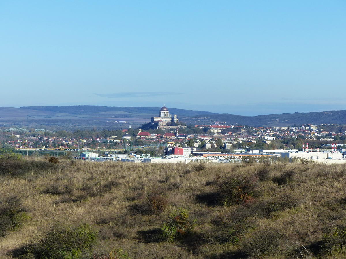 Kilátás a nevenincs dombocskáról Esztergom felé