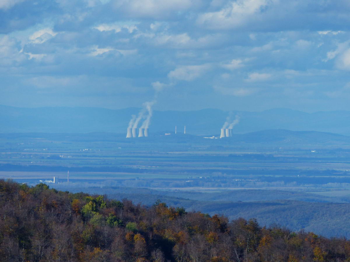A tiszta időben jól láthatóak a kéklő távolban a szlovák Mohi atomerőmű hűtőtornyai