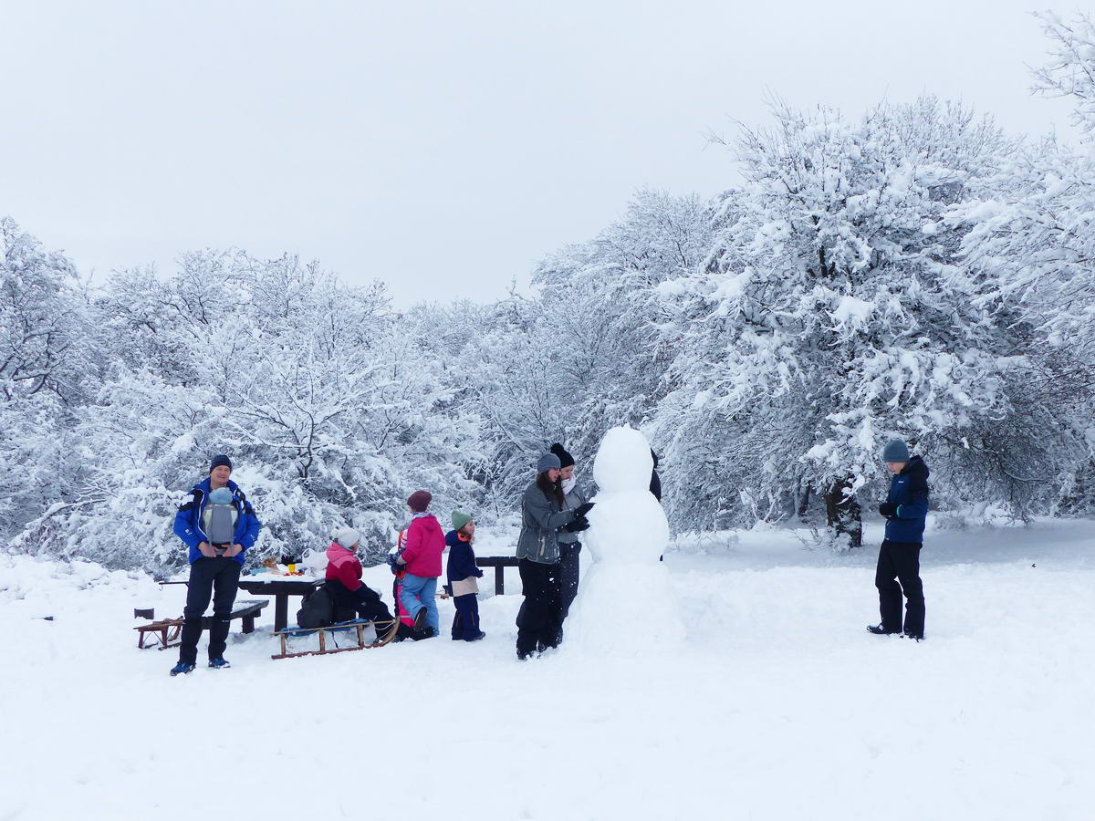 Hóembert építő gyerekek a Virágos-nyeregben
