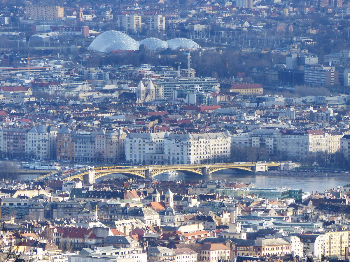 Játék a fényképezőgép zoomjával: a Margit híd a Normafától nézve