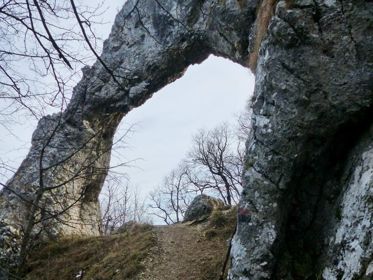 A sziklaív a túlsó oldaláról fényképezve