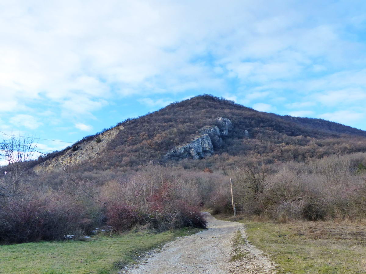 Visszatekintés az autóparkolóból a Szent László kúpjára