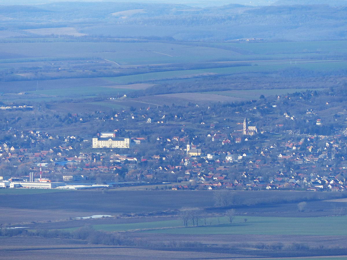 ...Zsámbékon pedig a kastély és a templomrom