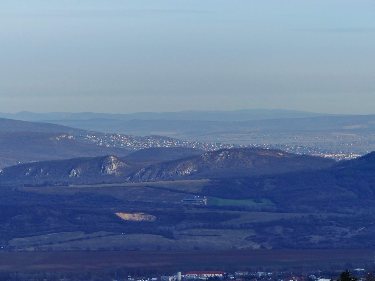 Az Oszoly és a Kő-hegy mögött látszik Szentendre egy része is