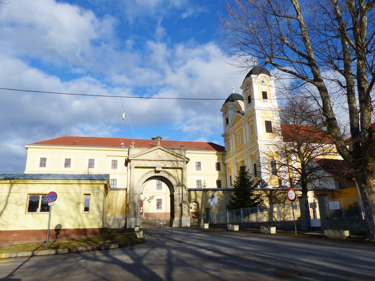 Márianosztra - A Magyarok Nagyasszonya Bazilika. A volt kolostor egyik épülete most a börtön irodaháza