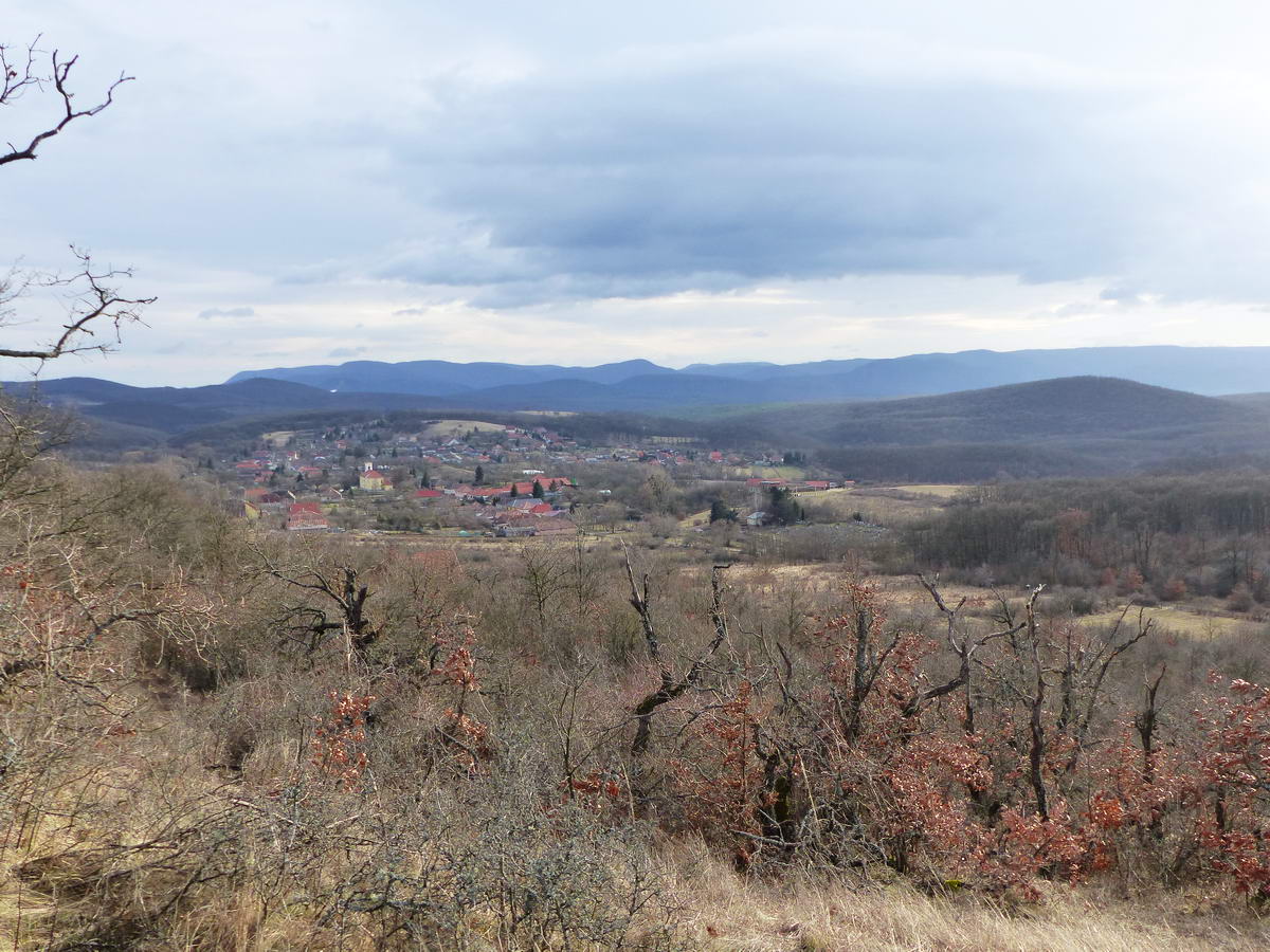 Kilátás a keresztektől a falura...