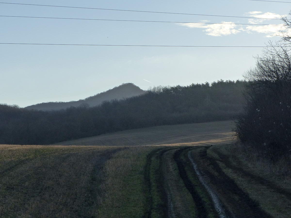 Már látszik a dombok felett túrám első uticélja, a Nagy-Galla 479 méter magas orma
