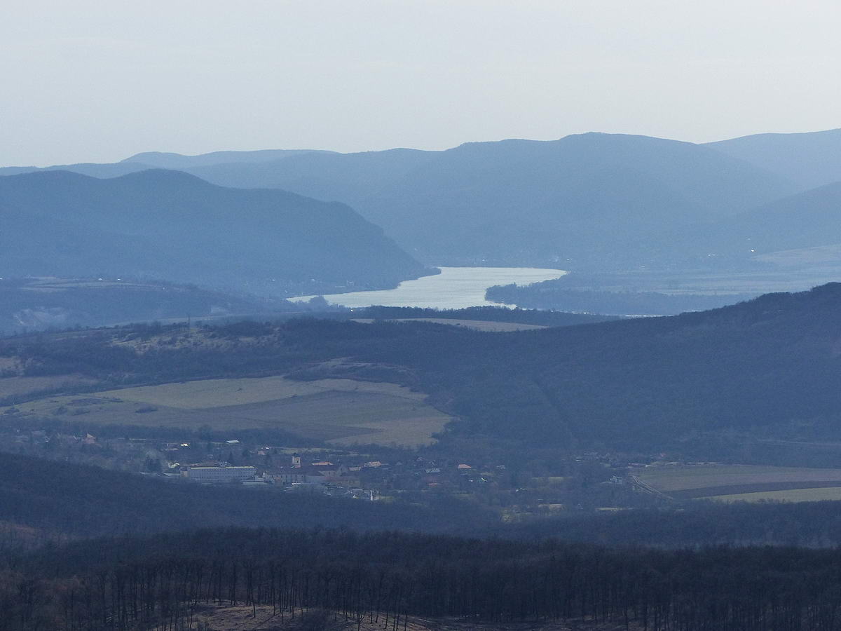 Délkelet felé a hegyek közé beforduló Duna látszott