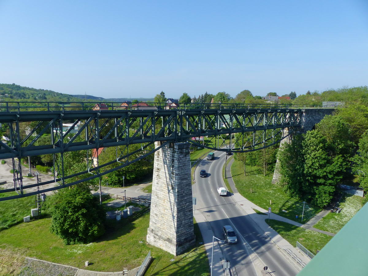 Kilátás a hídról a párjára. A kétvágányú vasútvonal két pályatestje számára két külön híd épült.