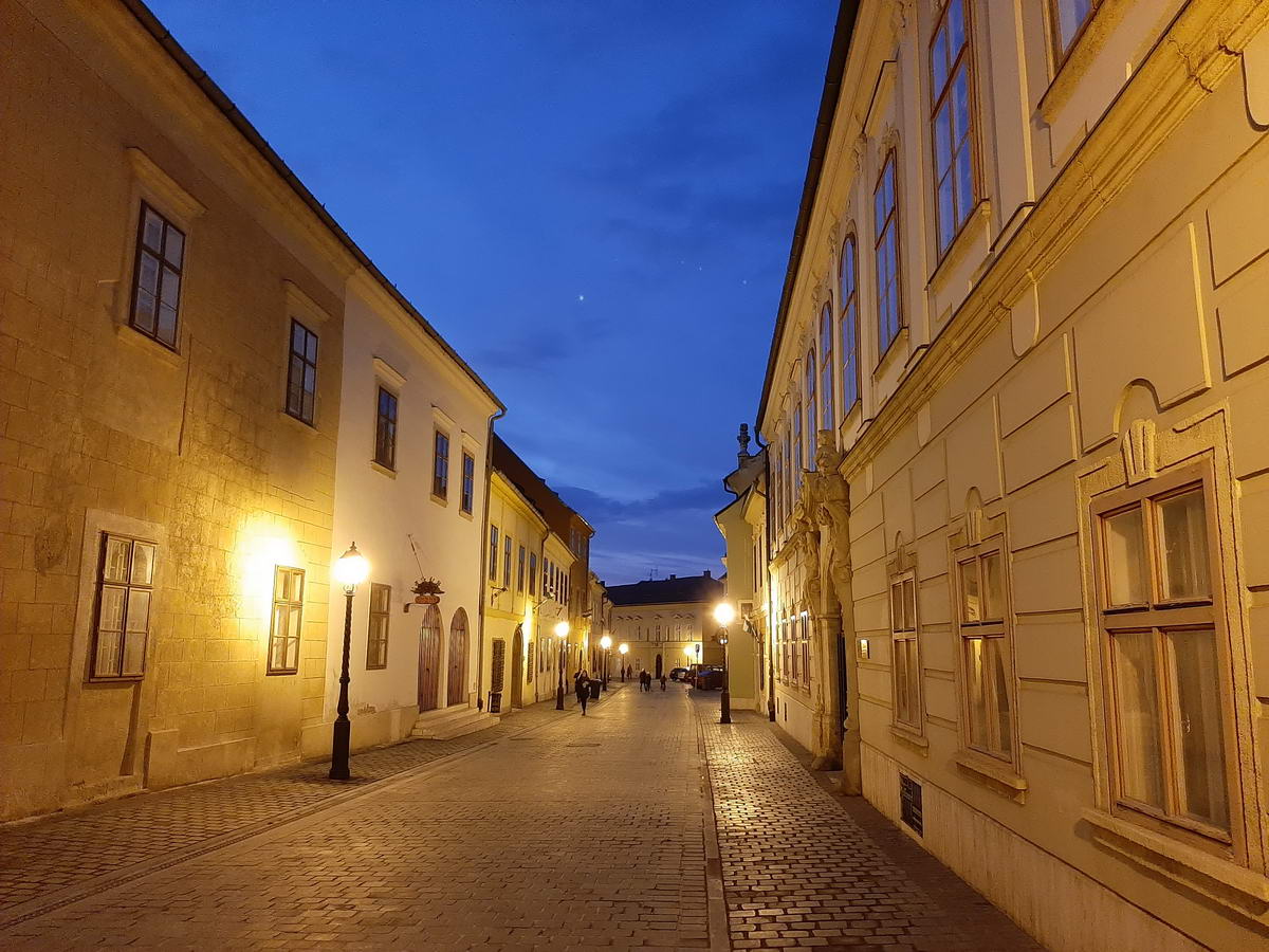 A Táncsics Mihály utca a mobillal fényképezve