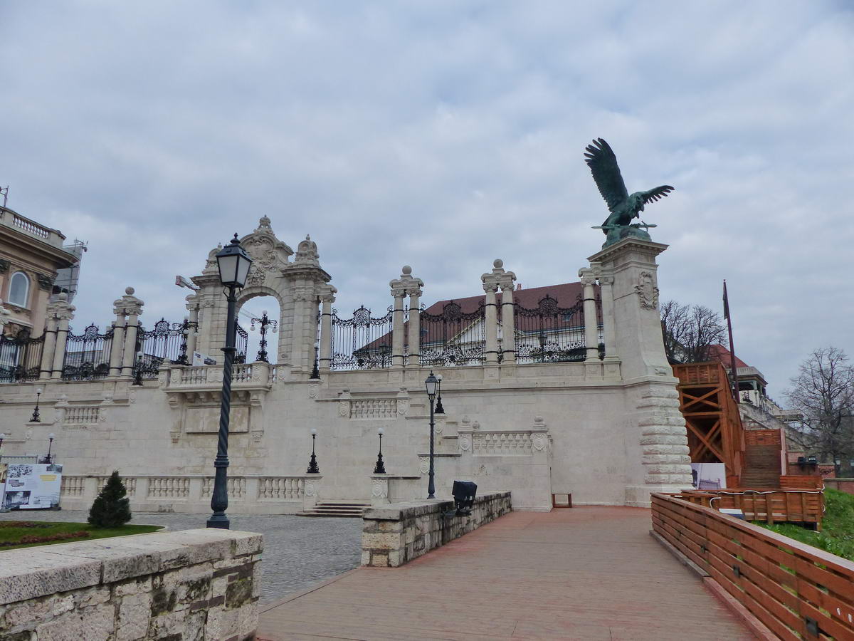 A Duna partjáról felkaptattam a várba a következő szobrocskához