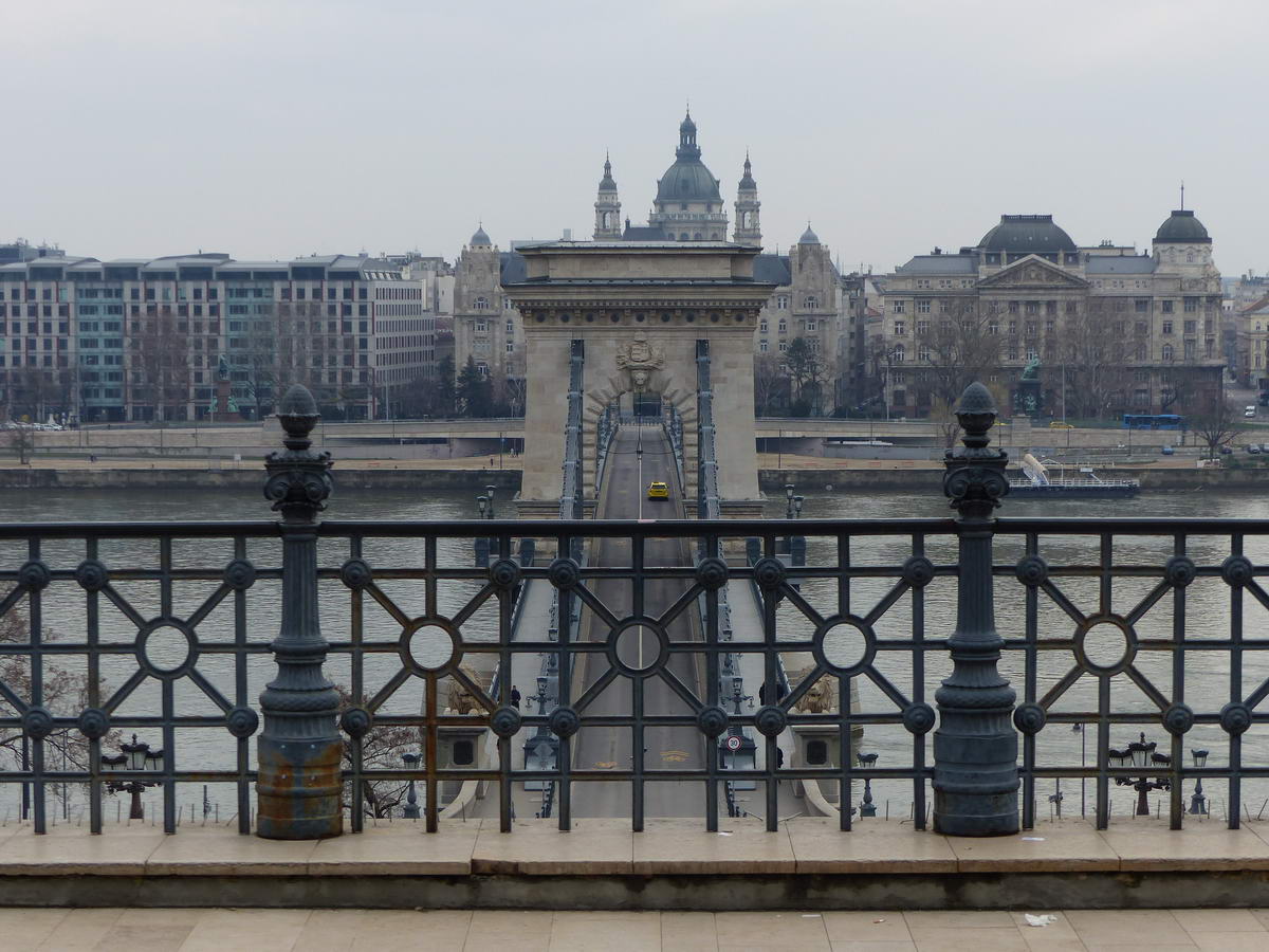 Egy rövid kitérő az Alagút Duna felőli portáljának tetejére...