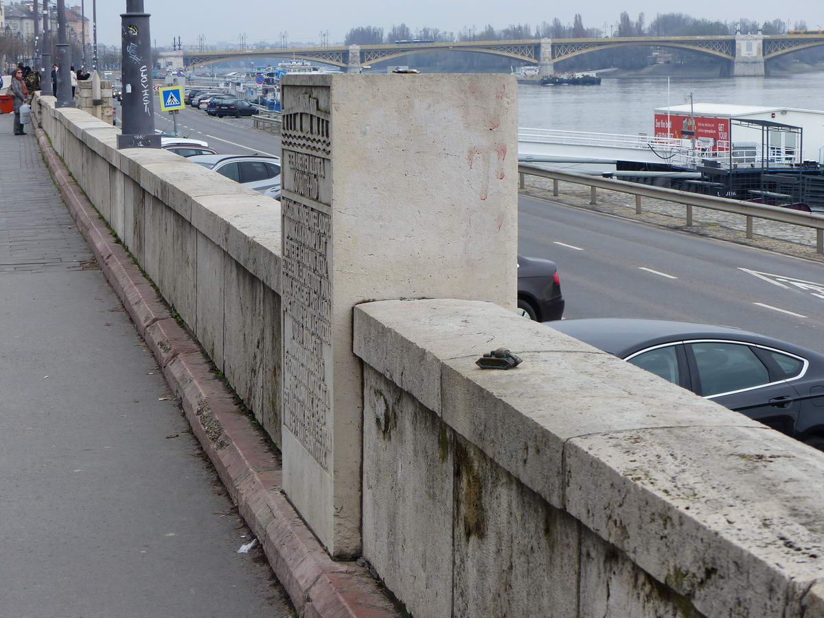 A Kossuth híd emlékét őrző kőtömb mellett áll a Szomorú tank