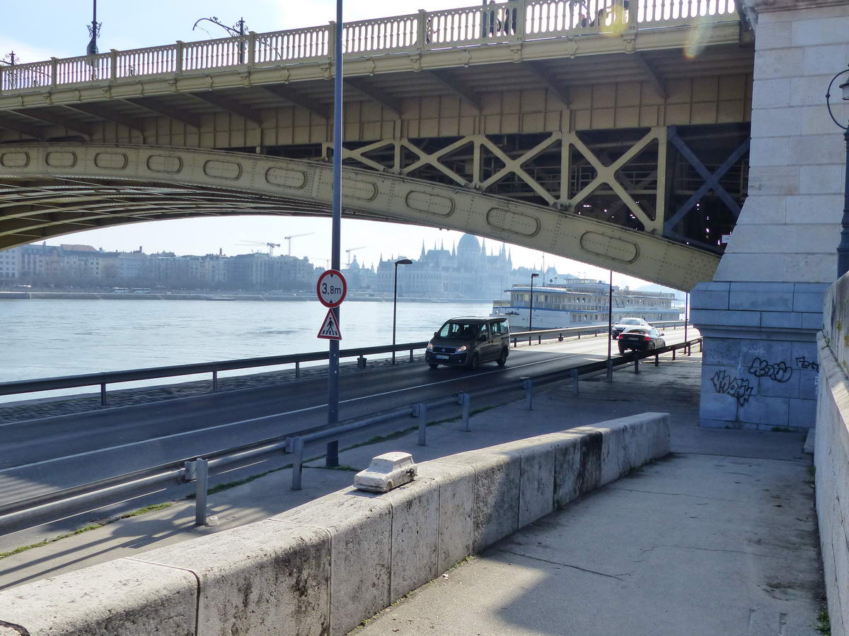A Margit híd budai hídfőjénél találjuk a Felhúzható Trabantot
