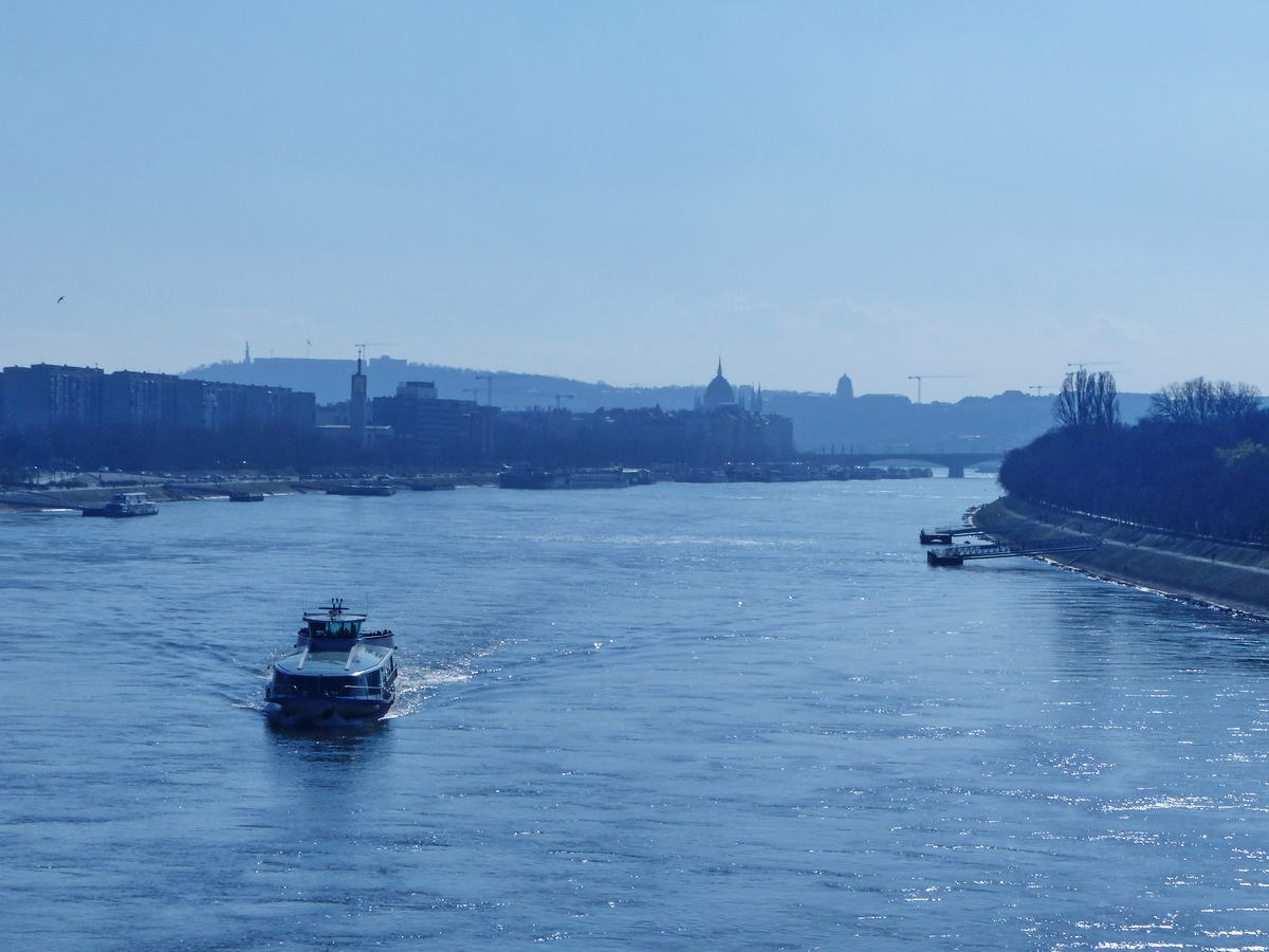 Budapest az Árpád hídról nézve. Délután egy óra felé a még alacsonyan járó nap épp szembetűzött, ezért lett ilyen a felvétel.