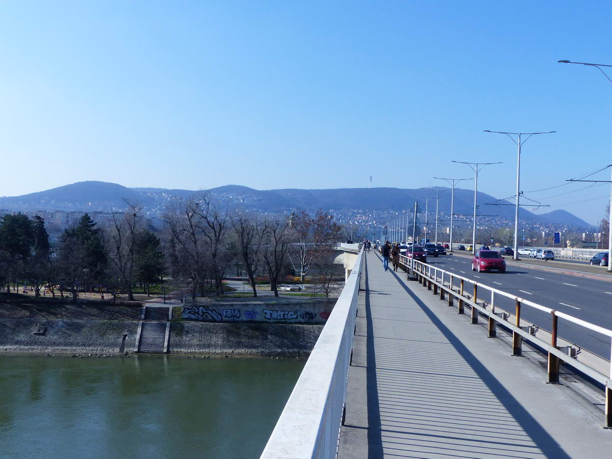 Viszont jól látszik az Árpád hídról a Budai-hegység északi vonulata
