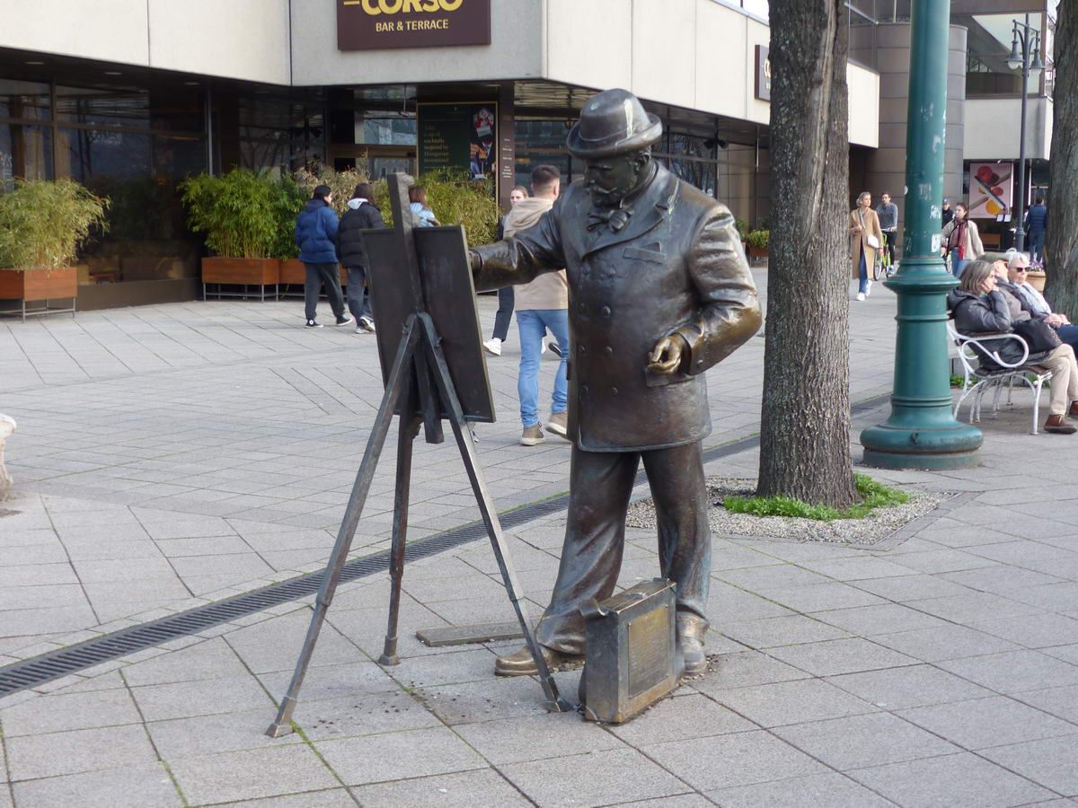 A Korzó Lánchíd felőli végén áll Roskovics Ignác felvidéki születésű festő szobra...