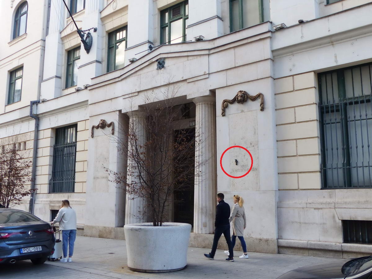 A volt brit nagykövetség épületének falán található Mr. Bean macija